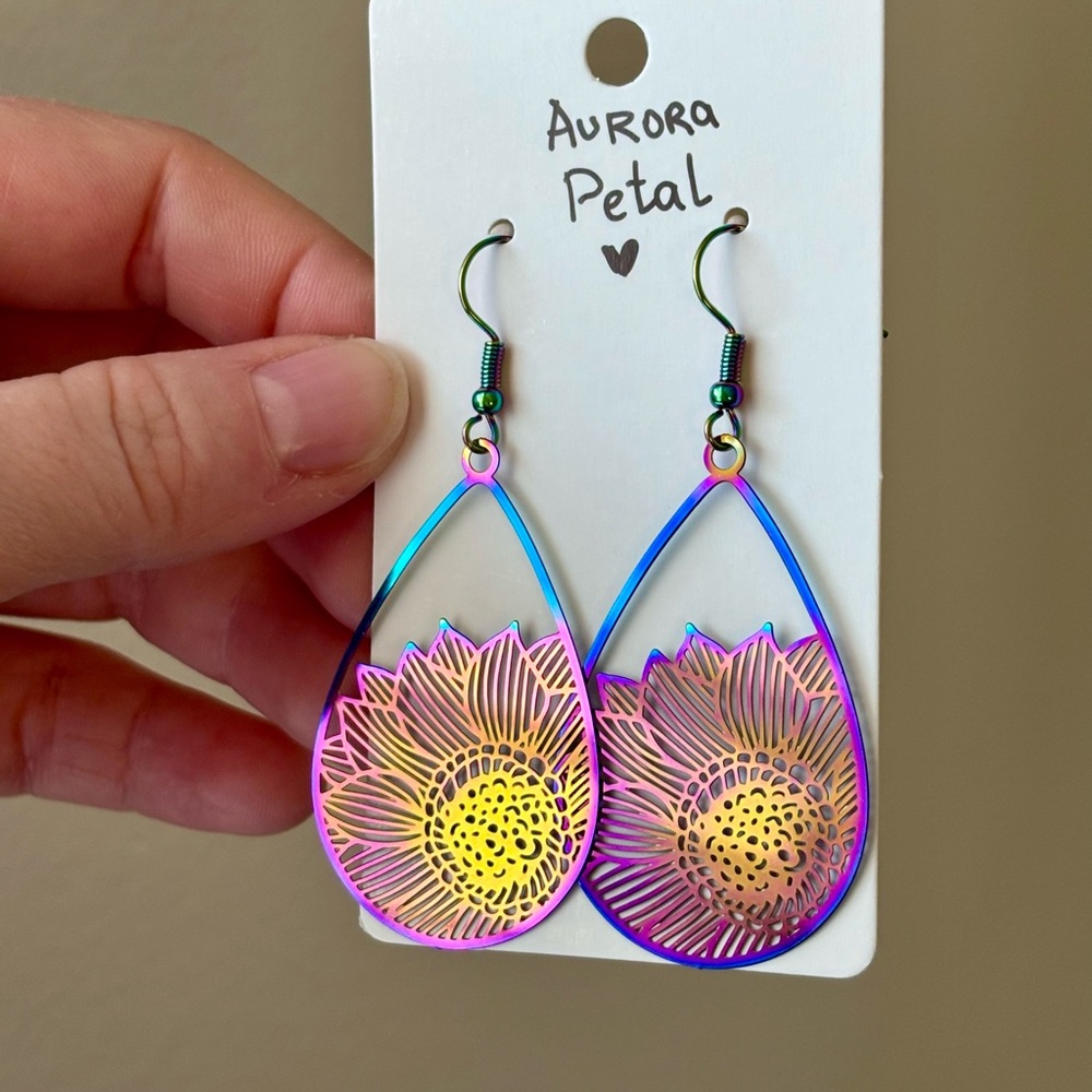 🌺 Aurora Petal Iridescent Flower Earrings – Rainbow Teardrop Boho Festival